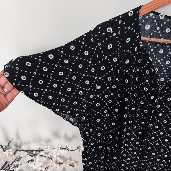 Lane Bryant Printed Short Sleeve Top Size 24 - Picture 4 of 4